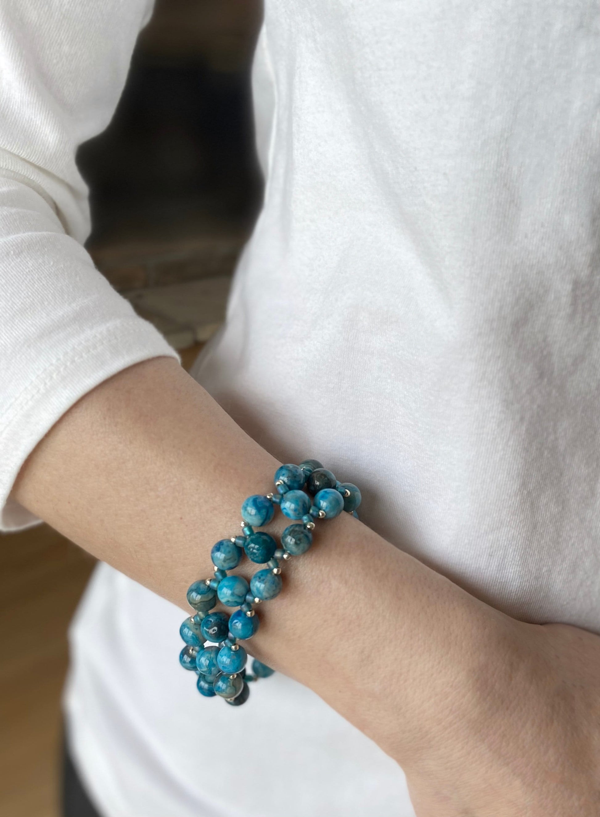 blue agate beaded gemstone bracelet . blue gemstone bracelet . agate jewelry . agate bracelet . blue stone bracelet . gemstone jewelry .